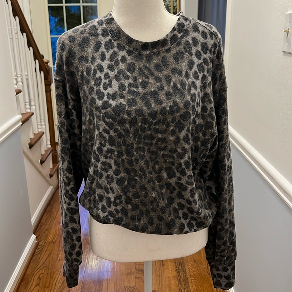 LIKE NEW MICHAEL STARS LEOPARD SWEATER - SIZE XS